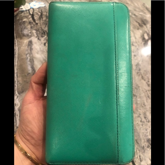 Kate Spade New York Green Cobble Hill Lacey wrap around Wallet. - Picture 7 of 13
